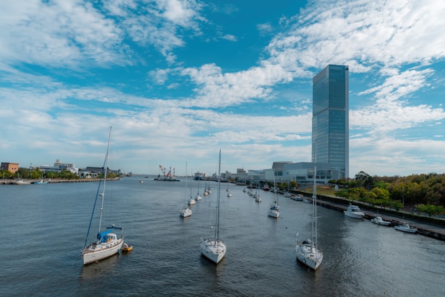 新潟市のウォーターフロントと高層ビル