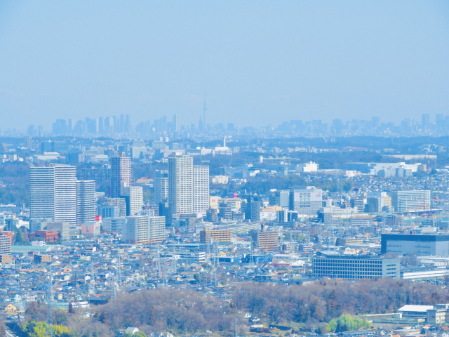 相模原市緑区から中心市街地を俯瞰。東京スカイツリー、超高層ビル群遠景。